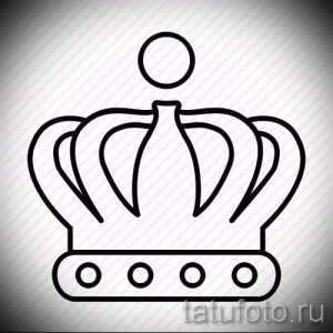 Черно-белое фото тату с изображением минималистичной короны, состоящей из простых линий. Подходит для эскиза татуировки на запястье или щиколотке.