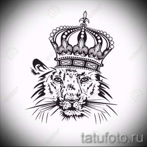 Черно-белый эскиз татуировки с изображением головы тигра в короне. Стильный и выразительный рисунок, символизирующий силу и власть.