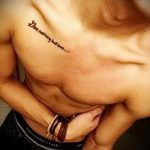 Фото татуировки с надписью "Live nothing but love..." на груди. Черные чернила, каллиграфический шрифт, интимное расположение.