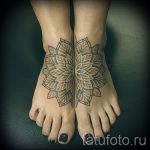 Фото тату: парные мандалы на стопах. Черно-белые рисунки татуировок с геометрическими узорами и тонкими линиями. Симметричное расположение на обеих стопах.
