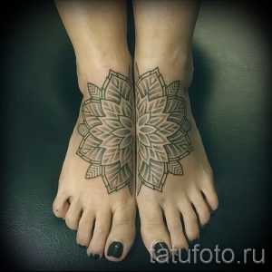 Фото тату: парные мандалы на стопах. Черно-белые рисунки татуировок с геометрическими узорами и тонкими линиями. Симметричное расположение на обеих стопах.