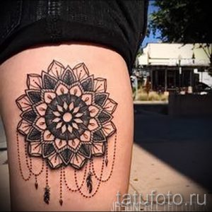 Фото тату мандалы на внутренней стороне бедра. Чёрно-серый рисунок с тонкими линиями и точками, выполненный в стиле дотворк. Идеально для вдохновения.