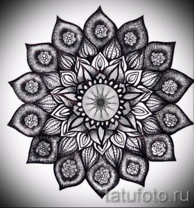 Черно-белый эскиз татуировки в стиле blackwork, изображающий мандалу с цветочными элементами. Идеально подходит для тех, кто ценит красоту и гармонию.