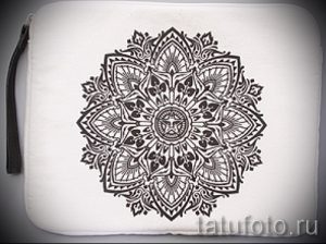Черно-белый эскиз татуировки в стиле blackwork, изображающий сложную мандалу с множеством деталей и узоров. Идеально подходит для любителей графичных и контрастных рисунков.