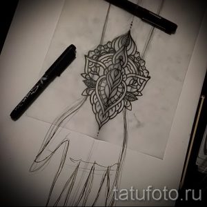 Черно-белый эскиз татуировки в стиле мехенди, изображающий сложный узор на руке. Идеально для вдохновения и создания уникального рисунка.