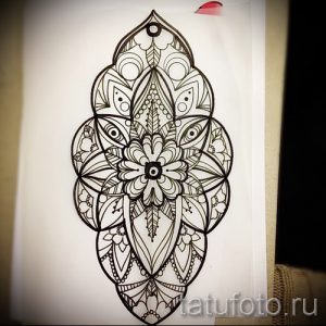 Фото тату: детализированный эскиз татуировки с изображением сложного орнамента, включающего геометрические фигуры и цветочные элементы. Подходит для нанесения на спину.