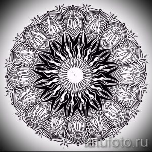Фото тату мандалы в стиле blackwork. Сложный геометрический узор, выполненный черными чернилами. Детализированный эскиз татуировки для плеча или спины.