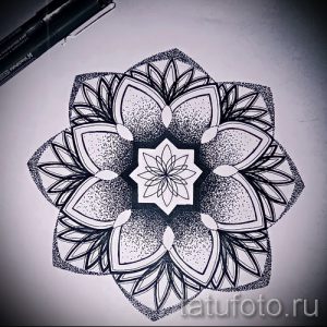 Фото эскиза татуировки, представляющего собой мандалу, выполненную в технике дотворк с использованием точечного заполнения. Идеально для любителей минималистичных и детализированных рисунков.