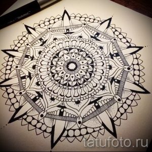 Фото эскиза татуировки, представляющего собой сложную мандалу, выполненную в технике дотворк. Идеально для любителей детализированных и симметричных рисунков.