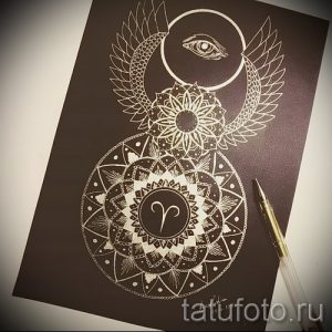 Фото эскиза татуировки, сочетающего в себе изображение луны с крыльями, знак зодиака Овен и сложную мандалу. Идеально для любителей астрологии.