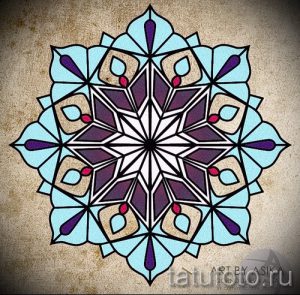 Фото тату мандалы с использованием голубых и фиолетовых оттенков, выполненной в геометрическом стиле. Идеальный эскиз для тех, кто ищет идеи для тату.