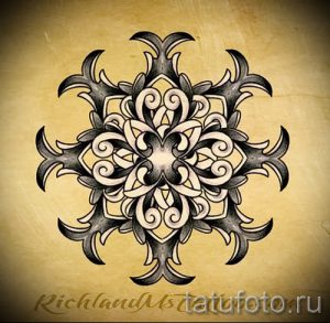 Эскиз татуировки в кельтском стиле, выполненный в форме круга с переплетающимися узлами и сложным орнаментом.