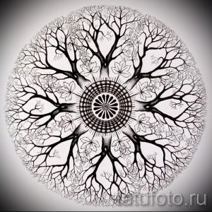 Черно-белый эскиз татуировки в форме круга, изображающий дерево с листьями и сложным узором в центре.