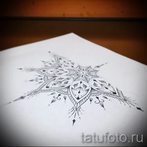 Фотография эскиза татуировки мандалы, выполненного в технике дотворк с использованием тонких линий и точек. Идеально для создания изящной тату на ключице или шее.