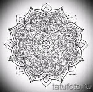 Фото тату: эскиз мандалы, выполненный в технике pointillism (пуантилизм). Рисунок состоит из множества точек, создающих эффект тени и объема.