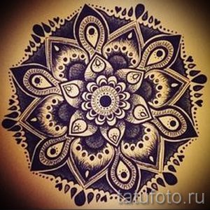 Красочный эскиз татуировки мандалы с использованием темно-синего и золотистого цветов, выполненный в детальной технике.