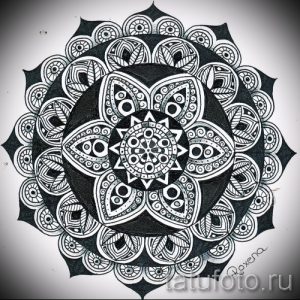 Фото тату мандалы в стиле blackwork. Сложный геометрический узор, выполненный черными чернилами. Детализированный эскиз татуировки для плеча или спины.
