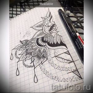 Фото эскиза татуировки лисы, выполненной в стиле мандала. Изображение сочетает в себе изображение животного и сложный геометрический узор.