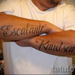 Фото тату: имена "Escalante" и "Kaudson" выполнены черным цветом на предплечьях. Имена написаны изящным шрифтом.