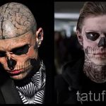 Фото тату: полное покрытие лица рисунком черепа, включая глаза, нос и зубы. Череп выполнен в серо-черной гамме с детальной проработкой костей.