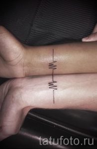 Фото парных тату на запястьях: две пульсирующие линии, стилизованные под кардиограмму. Минималистичный рисунок татуировки, символ любви и связи.
