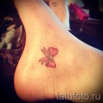 Фото тату: миниатюрная татуировка банта на лодыжке, выполненная в розовых тонах. Нежный и милый дизайн для девушек.