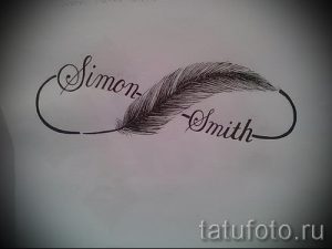 Фото тату: символ бесконечности, в который вплетены перо и имена 'Simon-Smith'. Черно-белая татуировка, выполненная в графическом стиле.