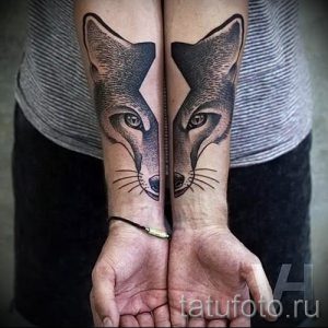 Фото парных татуировок лис на предплечьях. Черно-белый дизайн, детализированная проработка шерсти.