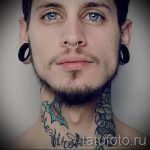 Фото татуировки на шее мужчины: красочный рисунок с морской тематикой, включающий кита, якорь и надпись 'First Love'.