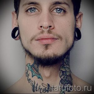 Фото татуировки на шее мужчины: красочный рисунок с морской тематикой, включающий кита, якорь и надпись 'First Love'.