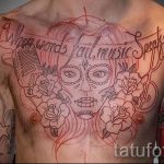 Фото тату в стиле чикано на груди и плечах мужчины. Рисунок включает в себя портрет девушки, микрофон, розы и надписи.