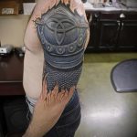 тату доспехи на плече фото - пример готовой татуировки от 16052016 15