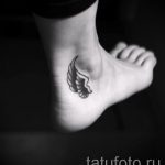 Фото тату: минималистичная татуировка крыла на лодыжке, выполненная в черном цвете. Идеально для тех, кто ценит простоту и символизм.