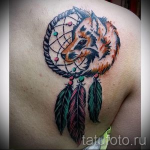 Фото тату лисы, расположенной внутри ловца снов. Яркие цвета и детализированная проработка делают этот рисунок запоминающимся.