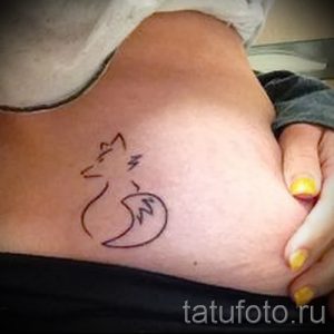 Фото тату маленькой лисы, выполненной в технике контурного рисунка. Изящный и минималистичный дизайн для тех, кто ценит простоту.