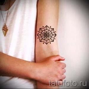 Фото тату: Коричневая мандала на предплечье. Детализированный рисунок татуировки в стиле дотворк.