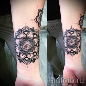 Фотография двух татуировок мандалы на запястьях. Рисунки выполнены в черно-белых тонах с точками.