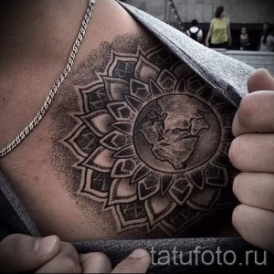 Фото татуировки мандалы с изображением карты мира в центре. Рисунок выполнен в технике дотворк.