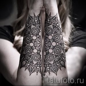 Фото парных тату мандал на предплечьях, выполненных в технике дотворк. Черно-белые рисунки с ажурными узорами и высокой детализацией.