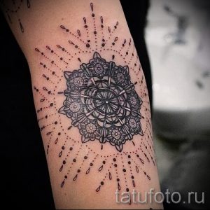 Фото тату мандалы на предплечье, выполненной в чёрном цвете с использованием техники дотворк. Рисунок татуировки с детальной проработкой.