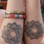 Фото тату двух одинаковых мандал на предплечьях. Чёрно-белый рисунок татуировки с детальной проработкой узоров и орнаментов.