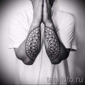 Фотография двух геометрических татуировок на предплечьях. Рисунки выполнены в черно-белом стиле с использованием прямых линий и углов.