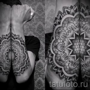 Фотография двух симметричных татуировок мандал на предплечьях. Рисунки выполнены в черно-белом стиле с высокой детализацией.