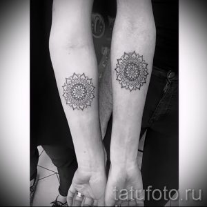 Фото парных татуировок мандала на запястьях. Черно-белые рисунки с детализированными узорами. Символ любви, гармонии и единства.