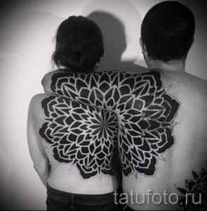 Фото парных татуировок мандал, выполненных в технике дотворк, на спине мужчины и женщины. Детализированный рисунок татуировки с геометрическими узорами и тонкими линиями.