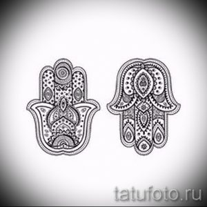 Два черно-белых эскиза татуировки Хамса (Рука Фатимы) с различными узорами и орнаментами. Идеально для сравнения и выбора.