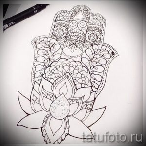 Черно-белый эскиз татуировки Хамса (Рука Фатимы) с изображением цветка лотоса в центре ладони. Детализированный рисунок для поклонников этнических мотивов.