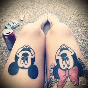 Фото парных тату на стопах: голова Микки Мауса на одной стопе и голова Минни Маус с бантиком на другой. Изображения выполнены в черном цвете.