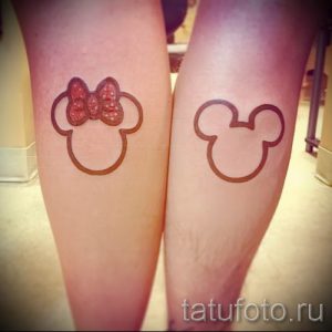 Фото парных тату на лодыжках: силуэт головы Микки Мауса и Минни Маус с бантиком. Изображения выполнены в минималистичном стиле.