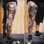 Фото тату Бэтмена и Джокера на ногах мужчины. Детализированный рисунок, комикс-стиль, яркие персонажи.